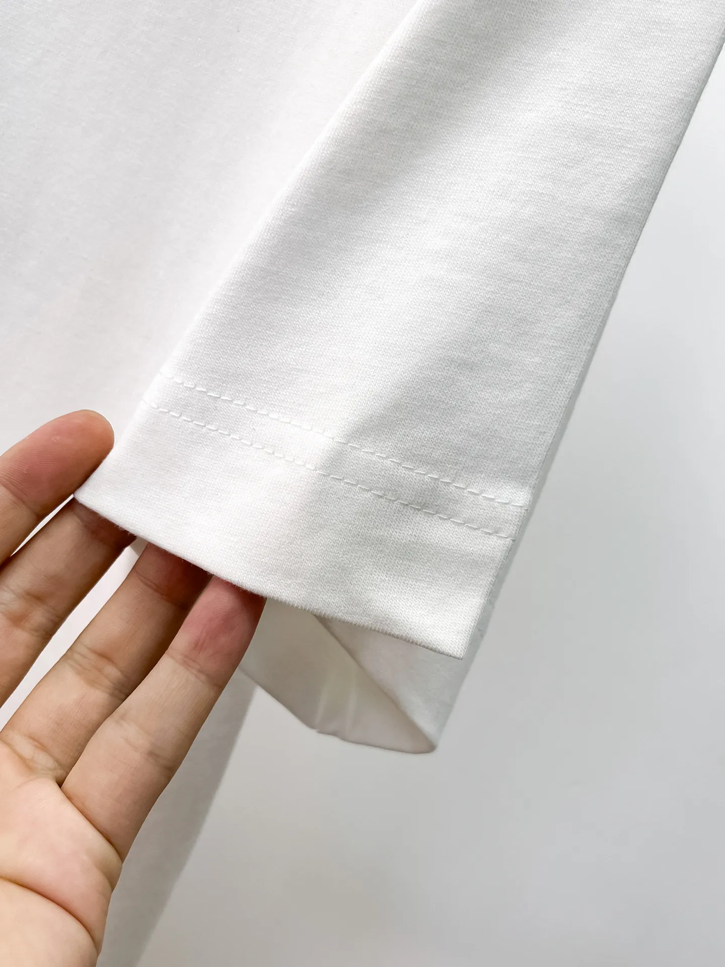 Balenciaga's high-end top-quality products 🐮2026 Spring and Summer New Arrival first counter, the latest New Arrival short-sleeved round neck T-shirt, Premium customized design, avant-garde and fashionable! Brand logo heavy craftsmanship design Premium customized 260g fabric. Soft to the touch. Comfortable to wear. Counter-level exquisite stitching. Fine workmanship. The upper body effect is incomparably handsome! A must-have item for men and women with the same style! Sizes: S~XXL When placing an order, please state your height and weight. The maximum wearing size is 210 pounds (one size larger)